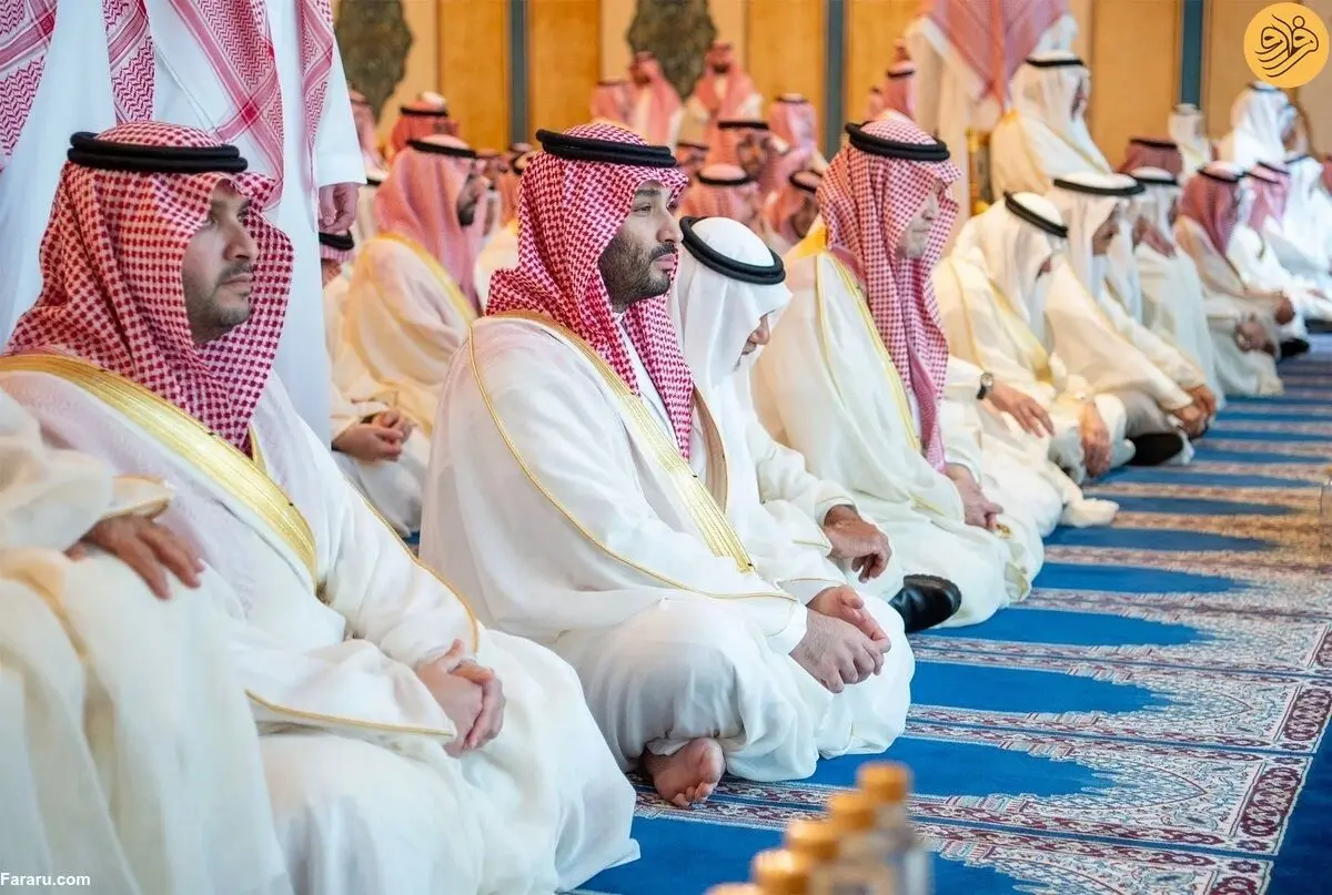 (تصاویر) ملک سلمان و محمد بن سلمان در نماز عید فطر؛ پادشاه عربستان نشسته نماز خواند