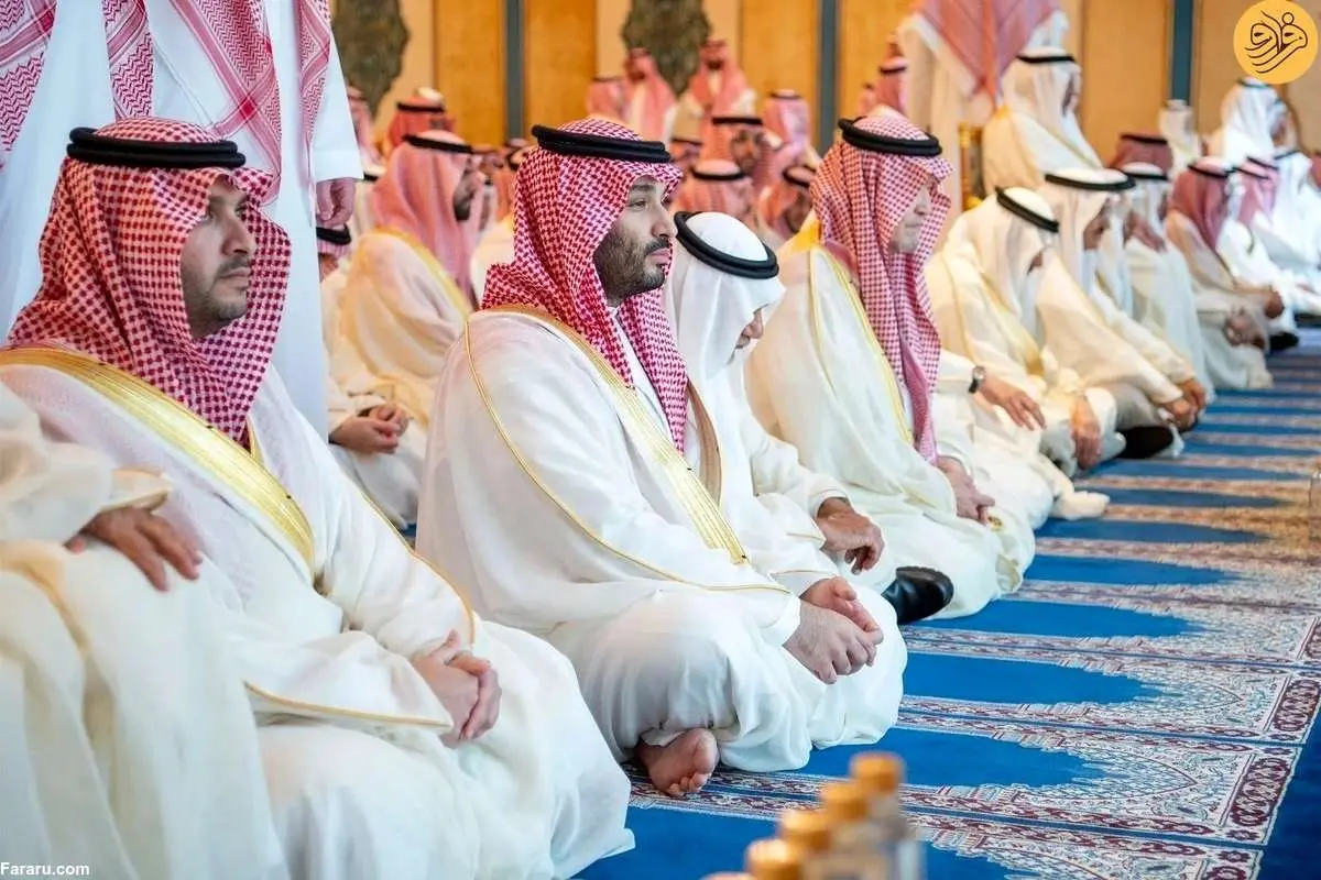 (تصاویر) ملک سلمان و محمد بن سلمان در نماز عید فطر؛ پادشاه عربستان نشسته نماز خواند