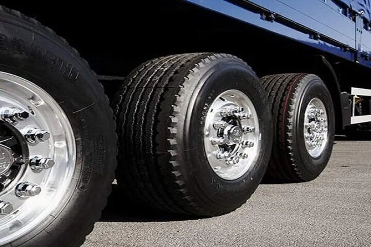 (ویدئو) پشتک زدن یک شاسی بلند پس از در رفتن تایر کامیون