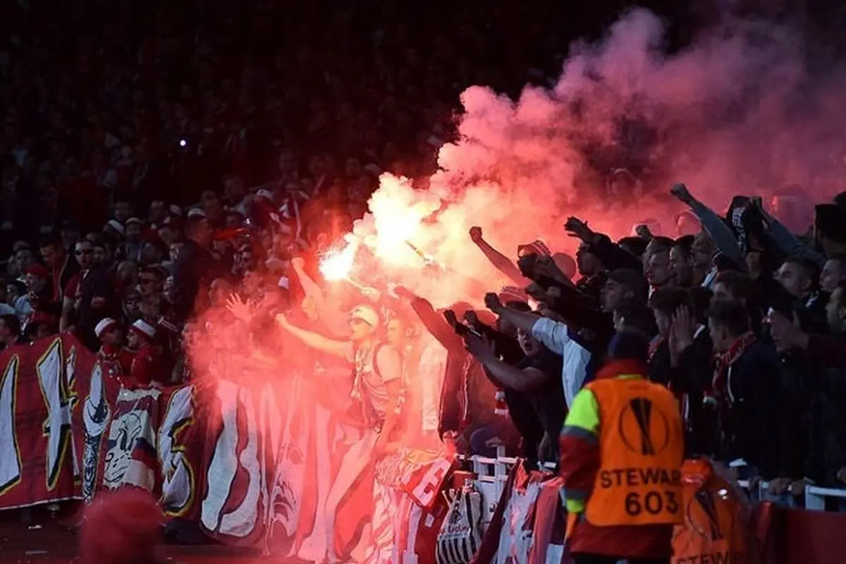 (ویدئو) شیطنت هوادار مسن باشگاه کلن روی سکوها؛ شوخی یک پیرمرد با زن هوادار!