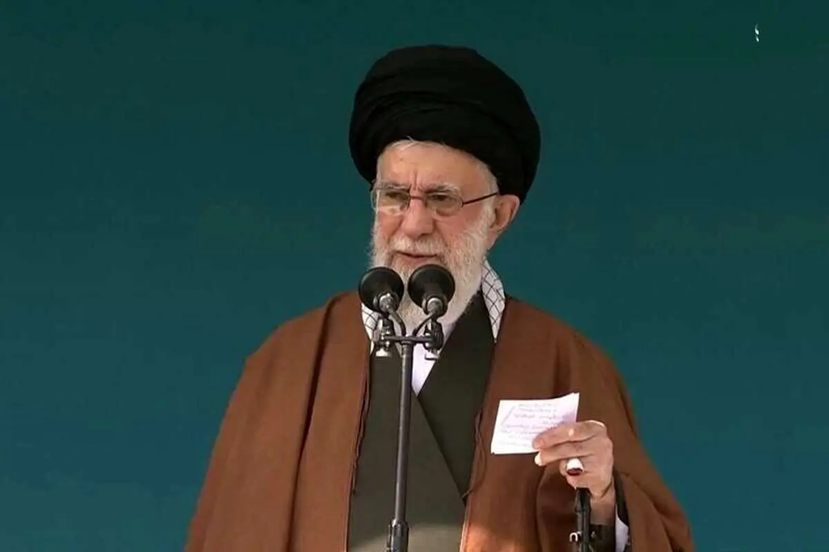 (ویدیو) واکنش جالب رهبر انقلاب به درخواست مردم برای دریافت چفیه