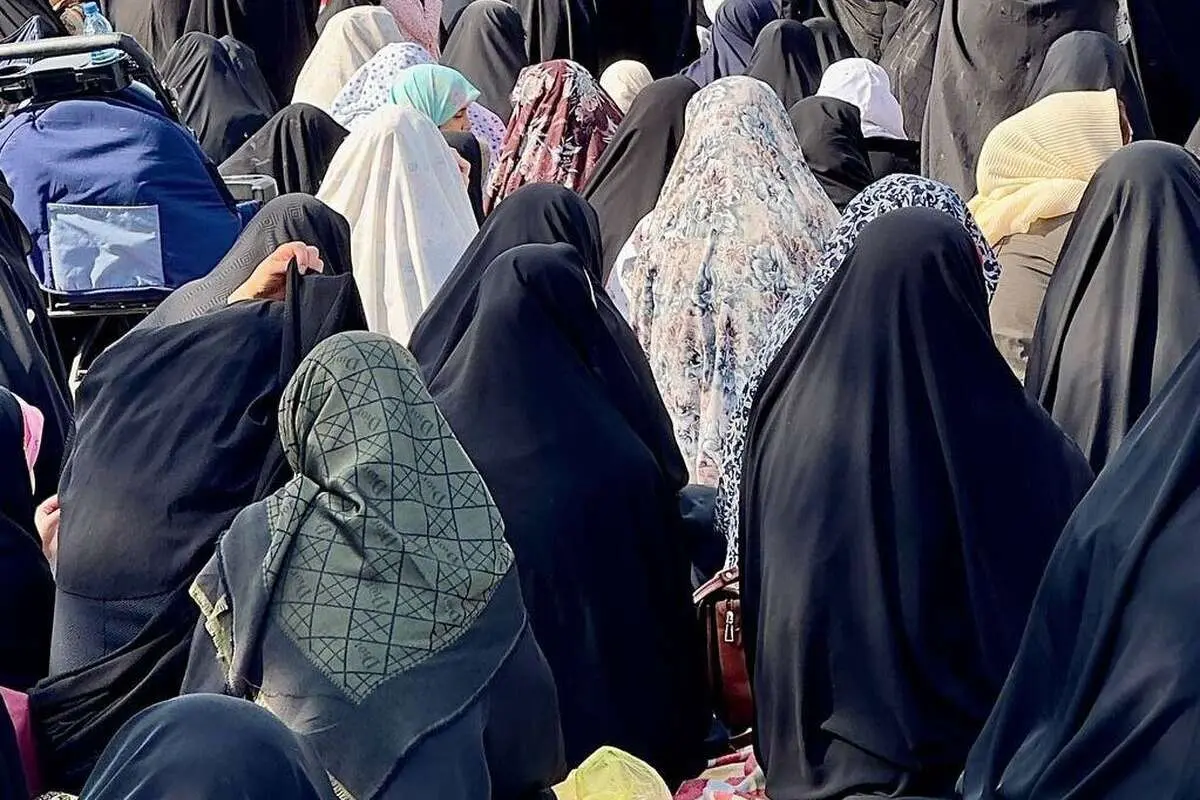 (تصویر) روایت آذری جهرمی از «پوشش زنان در نماز عید فطر»