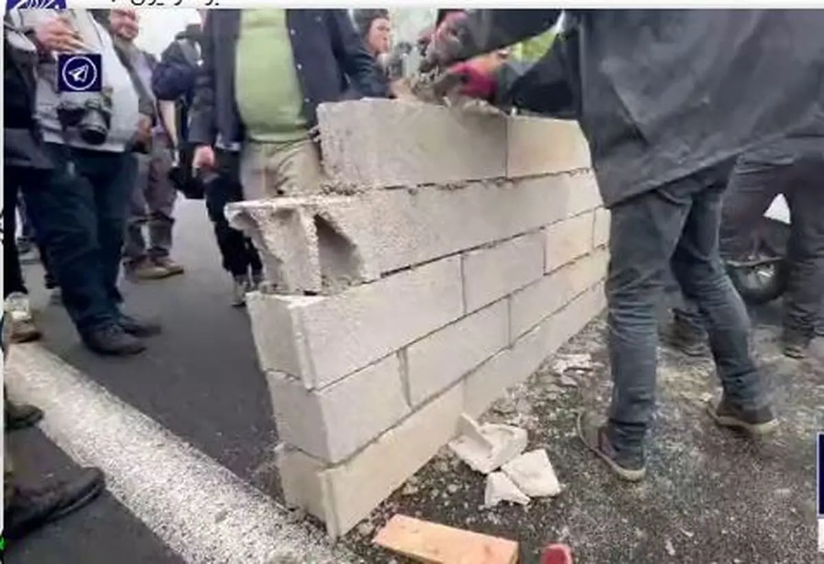 (ویدئو) جدیدترین روش اعتراض فرانسوی‌ها: مسدود کردن بزرگراه با ساخت دیوار بتنی!