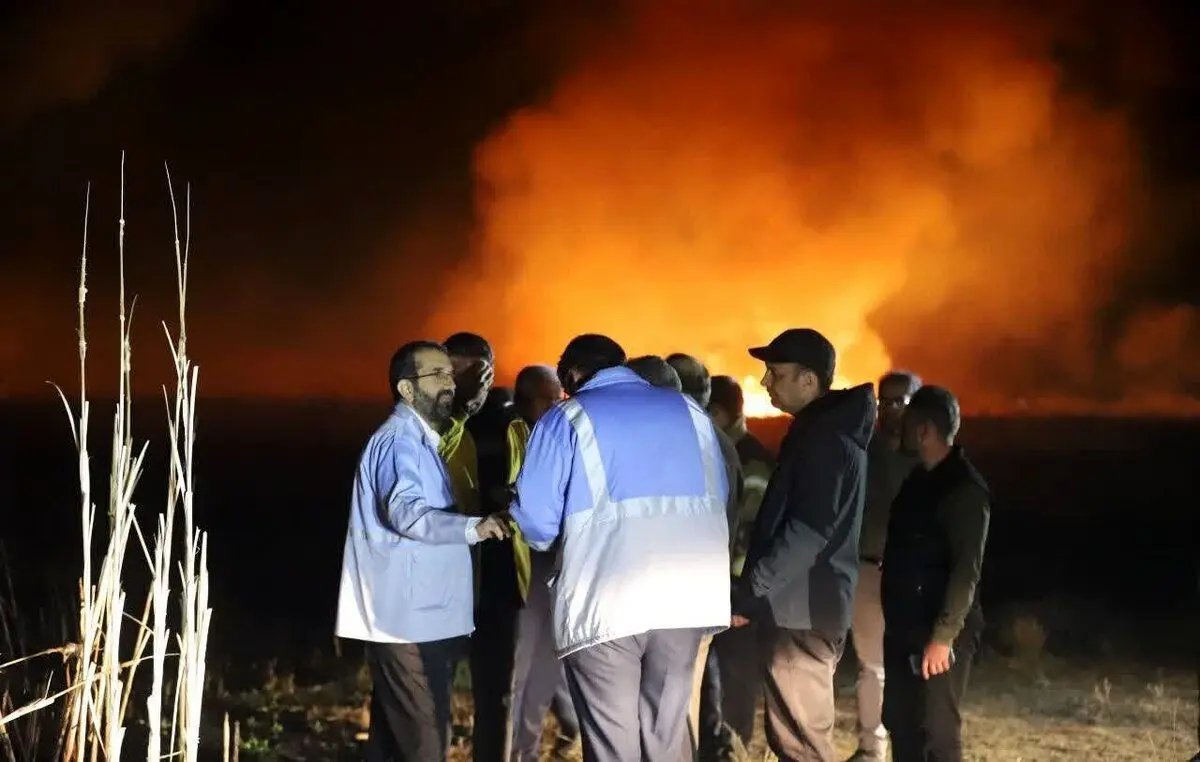 اطفای حریق تالاب میقان با حضور ۲۵ تیم آتش نشانی