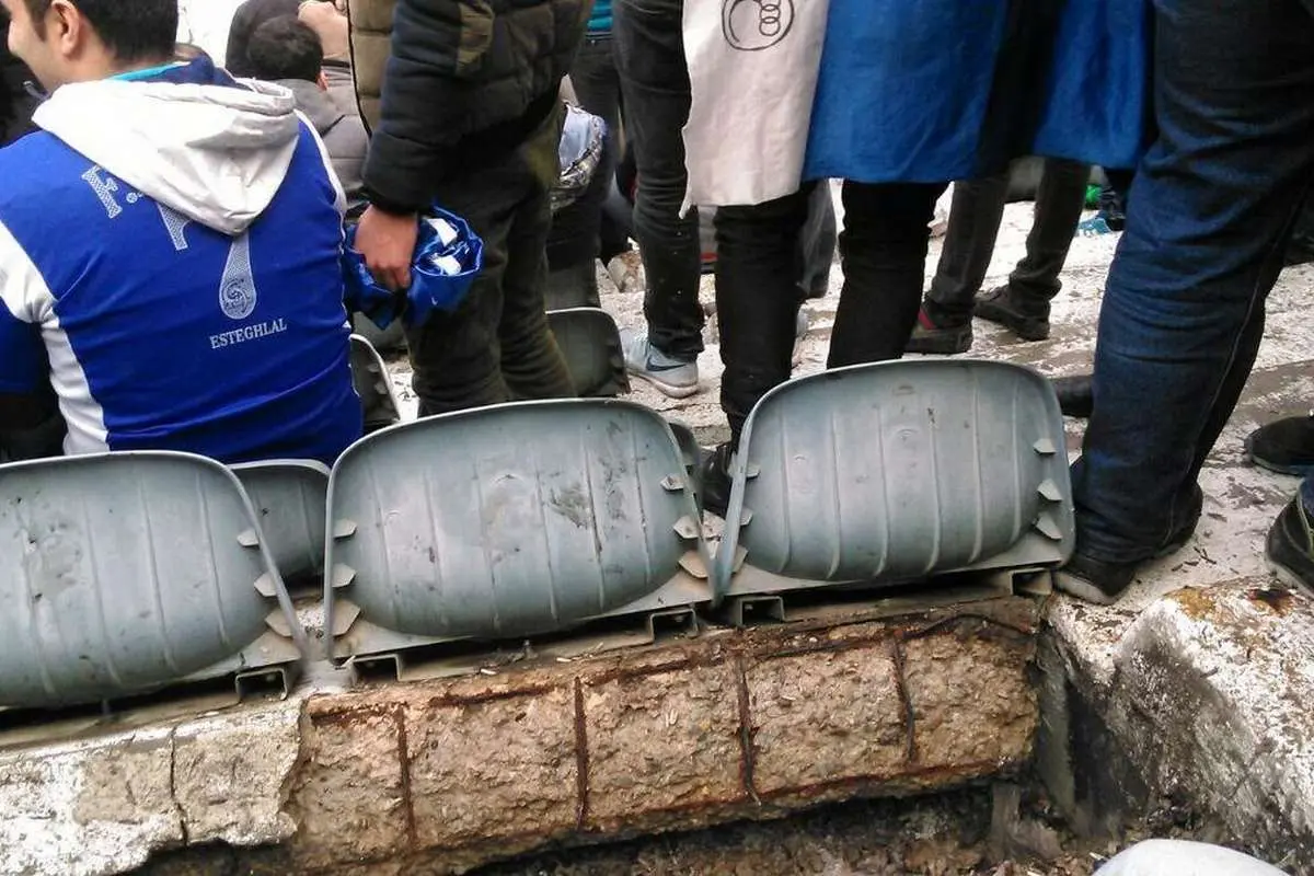 (ویدیو)خروج هواداران از سکوهای با احتمال تخریب در دربی