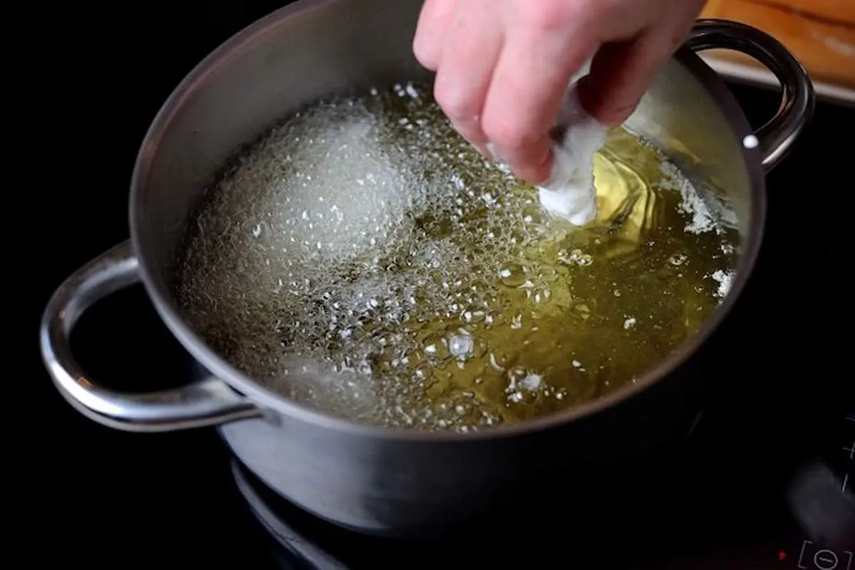دلایل کف کردن روغن هنگام آشپزی/ با این روش‌ها از کف کردن روغن جلوگیری کنید