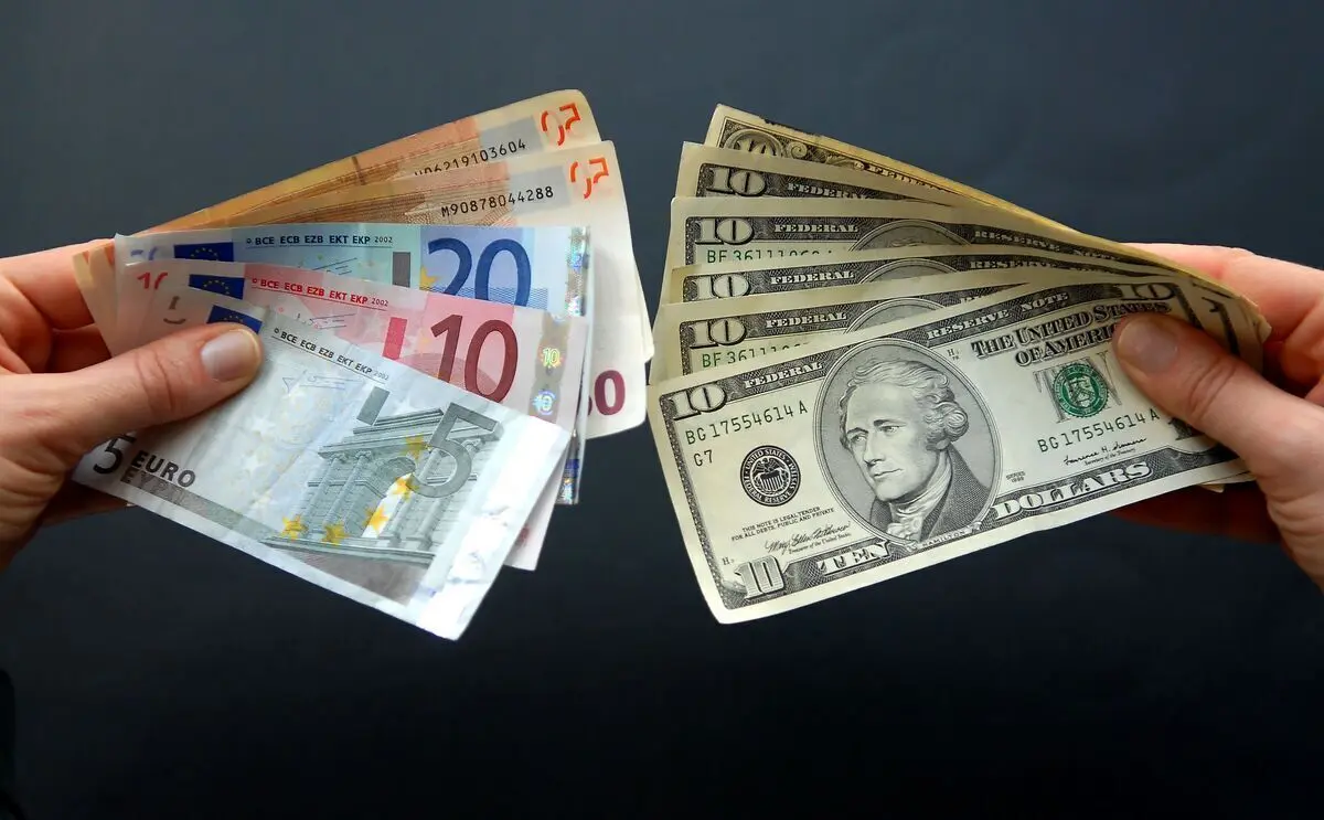 در مرکز مبادلات دلار ثابت ماند؛ یورو کاهش یافت