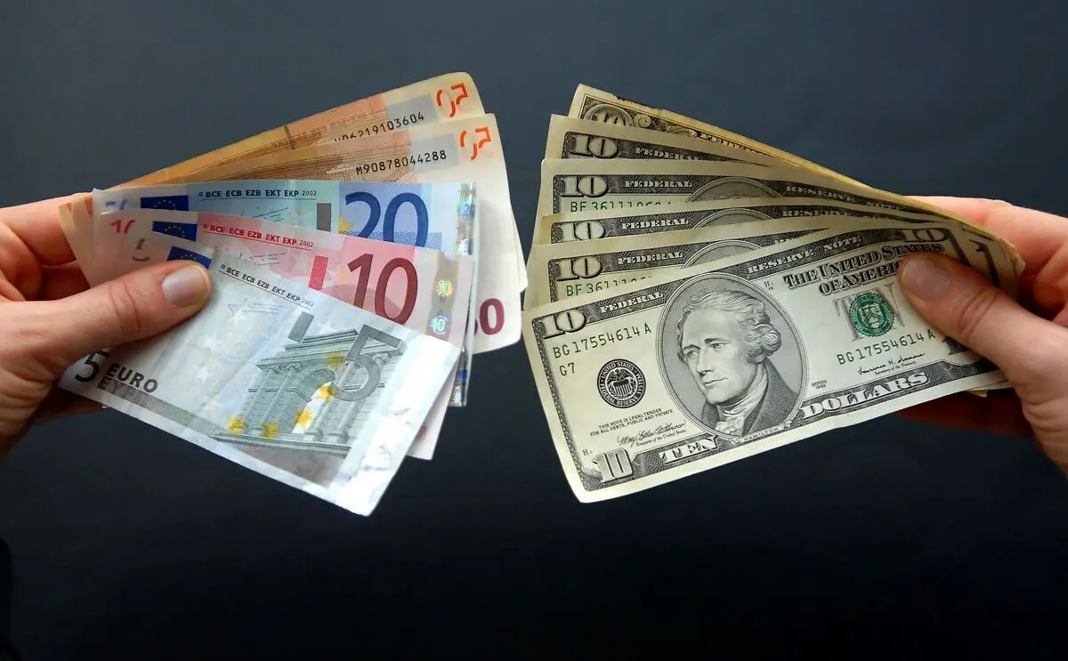 در مرکز مبادلات دلار ثابت ماند؛ یورو کاهش یافت
