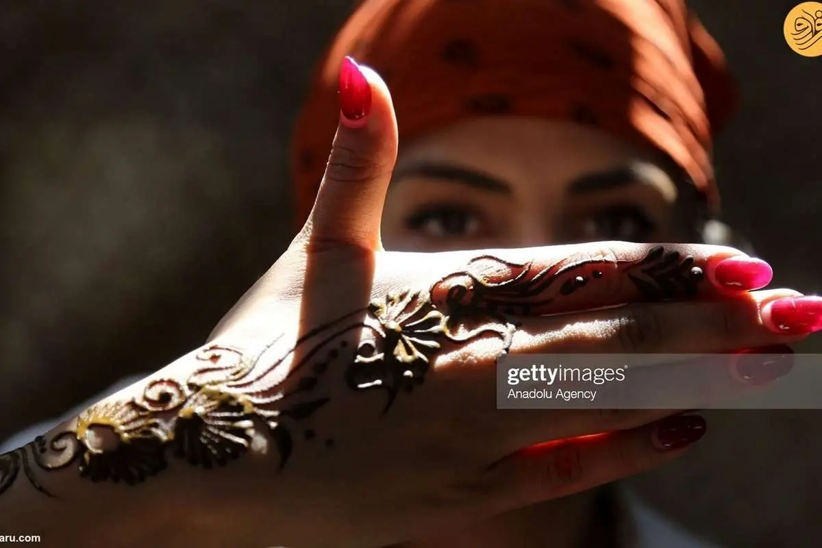 (تصاویر) نقش و نگار با حنا جاذبه گردشگری در قشم