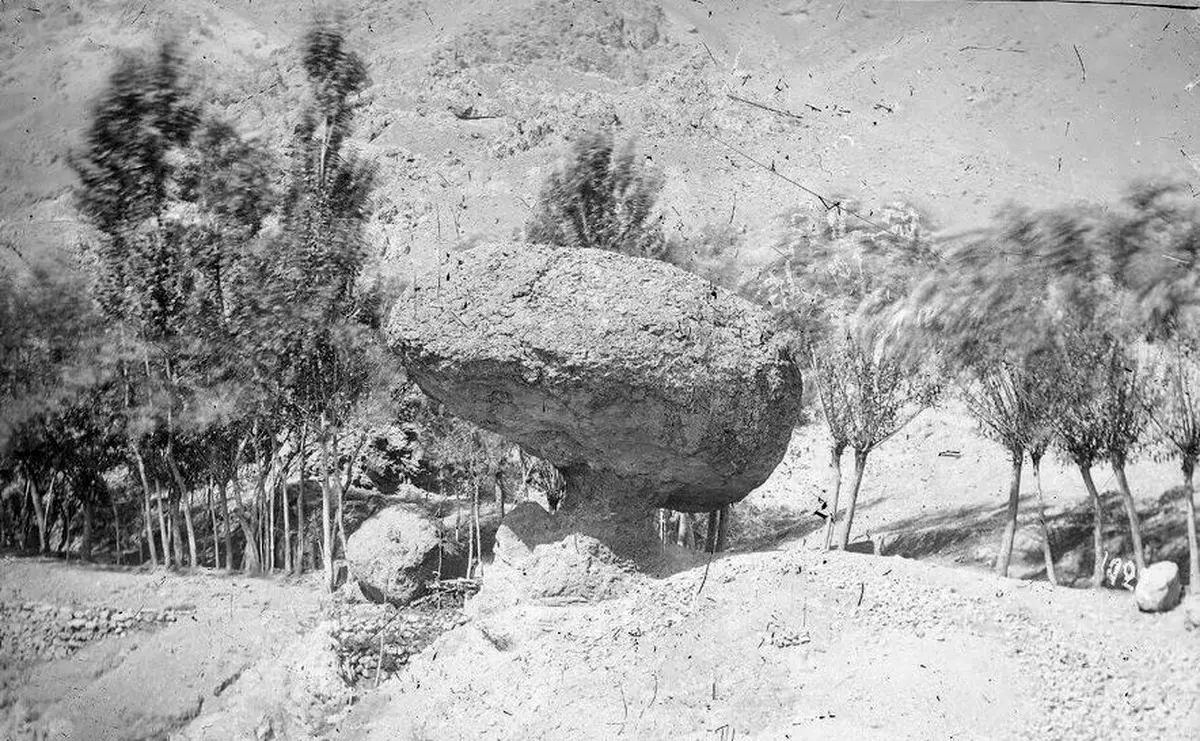 عکس یک سنگ عجیب شمال تهران در مجله خارجی/ چرا نامش را پیرزن گذاشتند؟