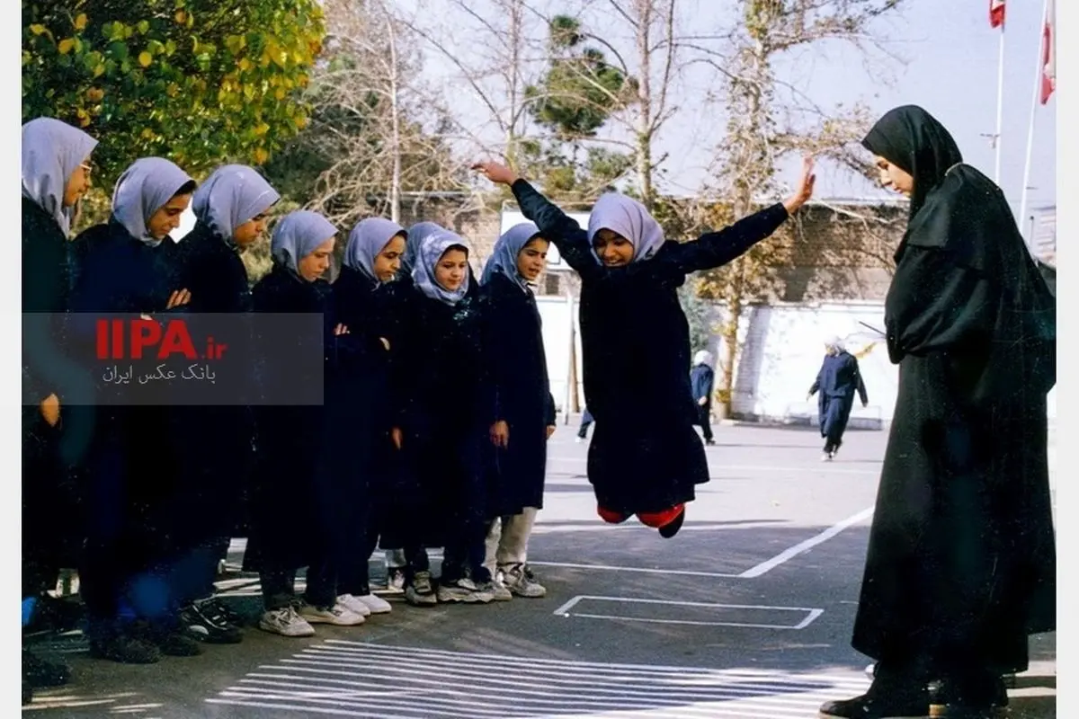 (تصاویر) مدارس دخترانه و پسرانه در دهه هفتاد