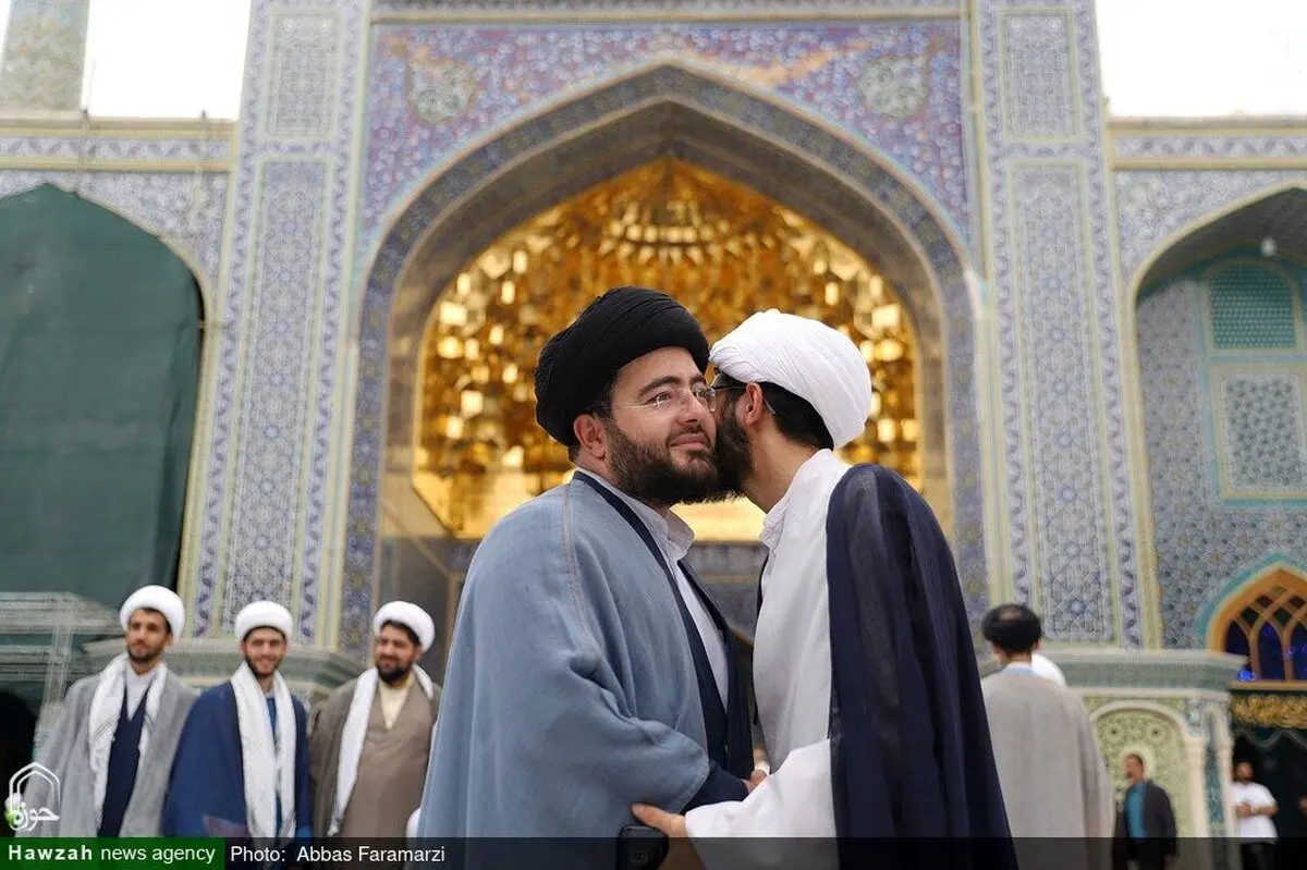 (تصاویر) عمامه‌گذاری طلاب جوان کنار مزار آیت‌الله سلیمانی