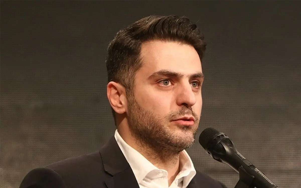 (عکس) استایل عجیب علی ضیا؛ با سرپوش و شلوارک!