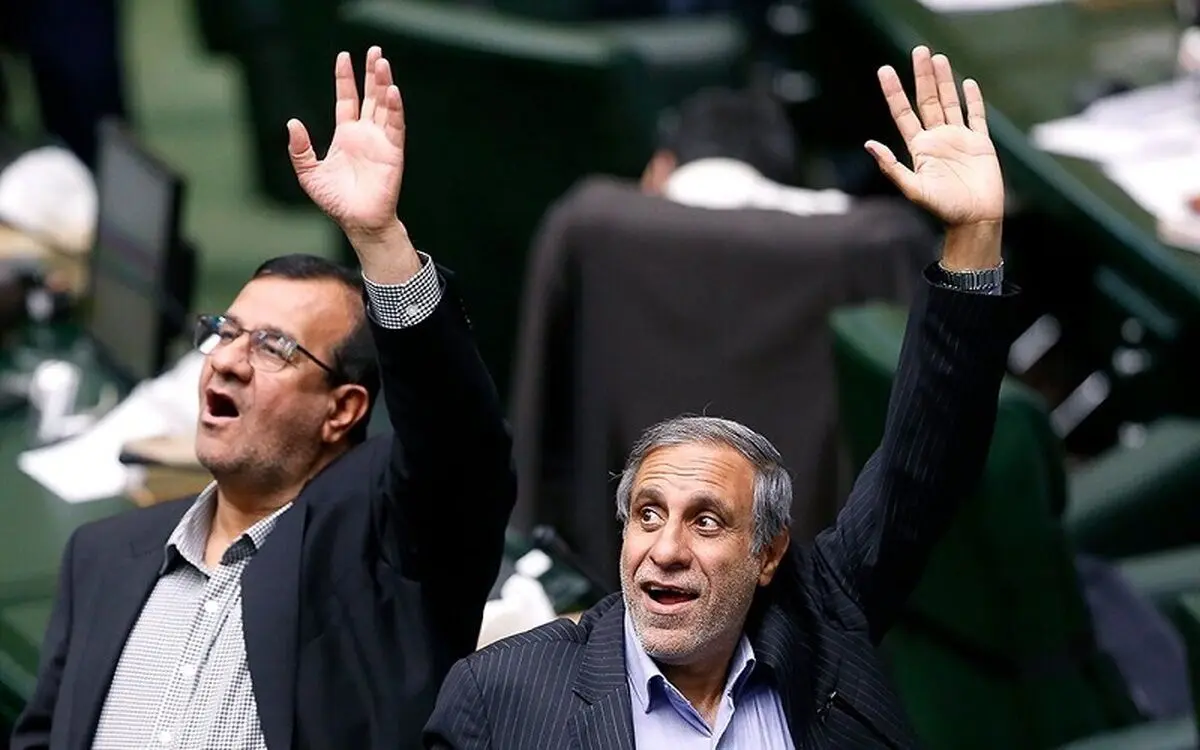 (تصاویر) شادی خبرساز برخی نمایندگان مجلس سوژه شد!