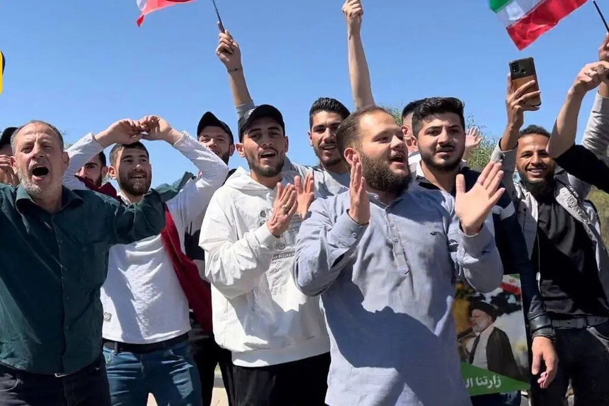 (ویدئو) اهدای عبای عربی به رئیسی در حرم حضرت زینب