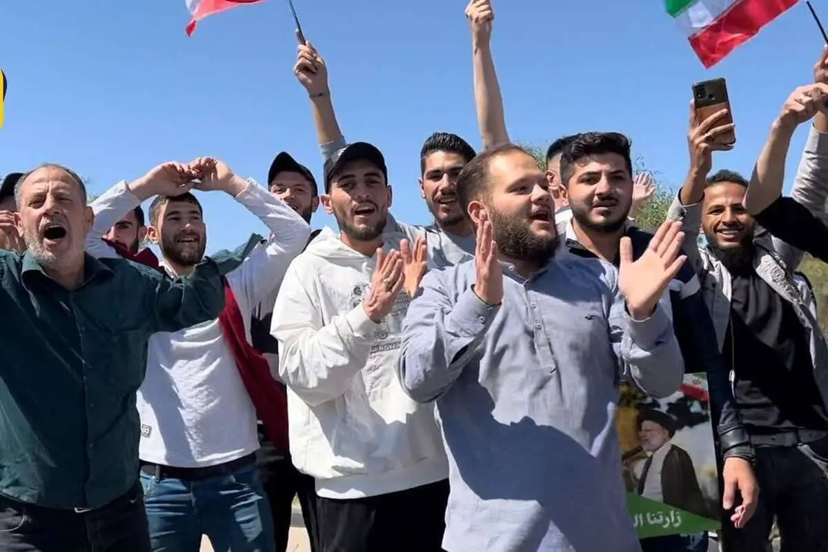 (ویدئو) اهدای عبای عربی به رئیسی در حرم حضرت زینب