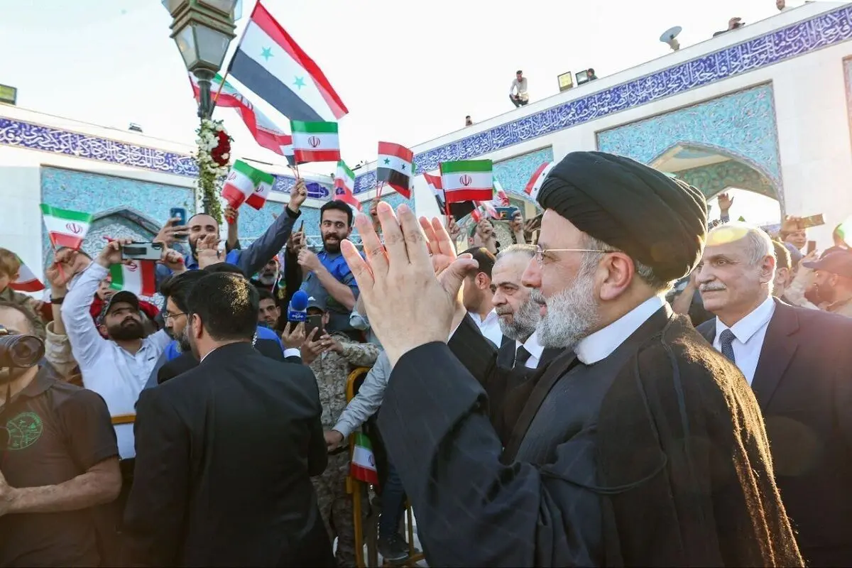 (تصاویر) زیارت و نماز رئیسی در حرم حضرت زینب (س)
