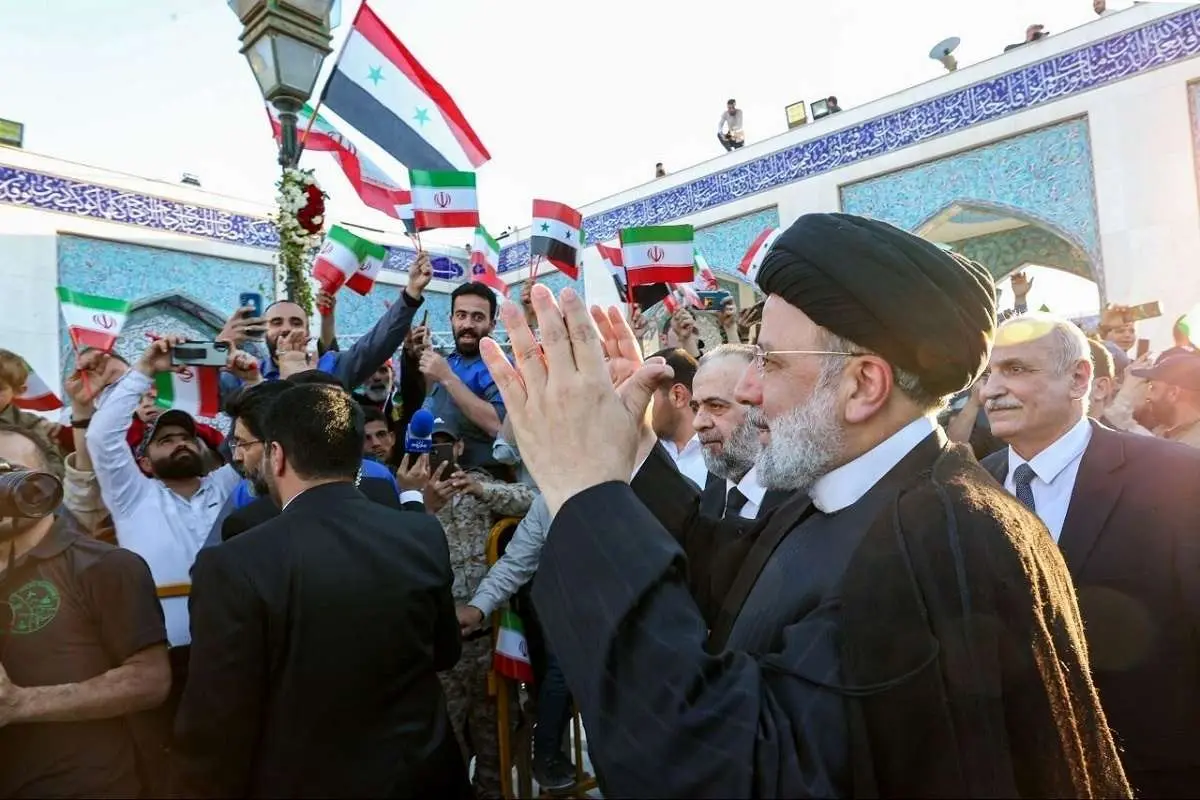 (تصاویر) زیارت و نماز رئیسی در حرم حضرت زینب (س)