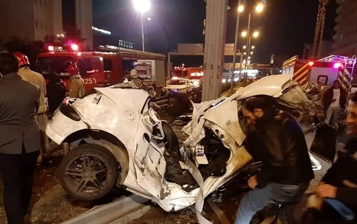 (تصویر) برخورد شدید ۲۰۶ با تیر چراغ برق/ مرگ راننده جوان با نصف شدن خودرو