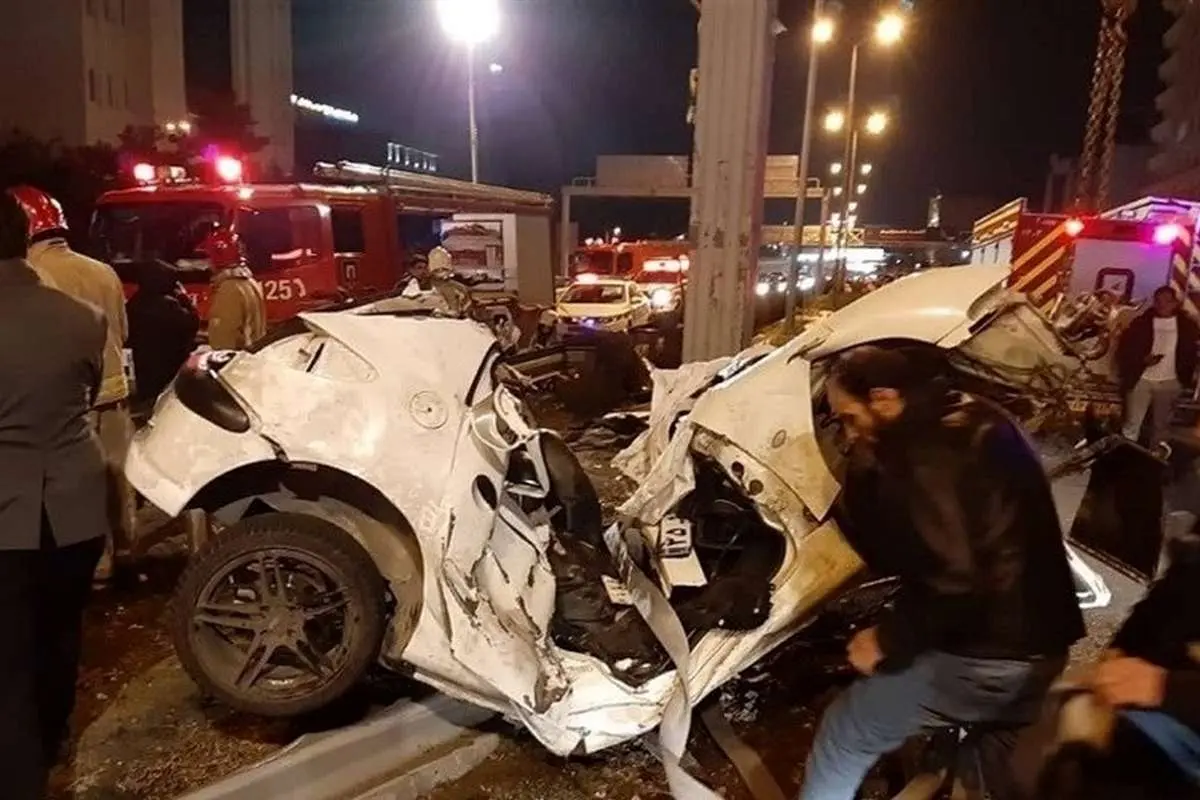 (تصویر) برخورد شدید ۲۰۶ با تیر چراغ برق/ مرگ راننده جوان با نصف شدن خودرو
