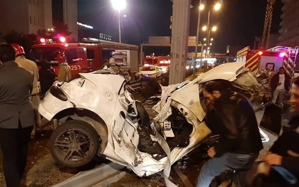 (تصویر) برخورد شدید ۲۰۶ با تیر چراغ برق/ مرگ راننده جوان با نصف شدن خودرو