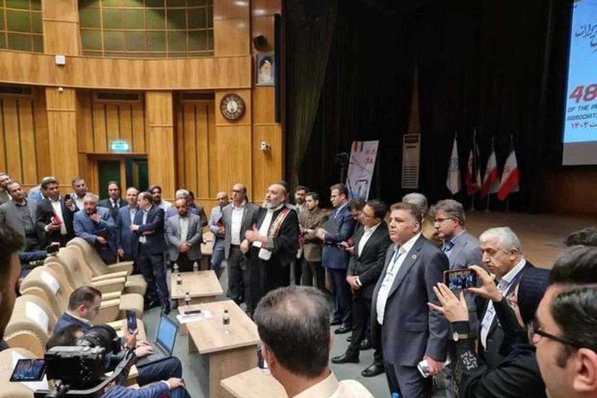 جلوگیری از برگزاری همایش کانون وکلا به دلیل استفاده از کروات