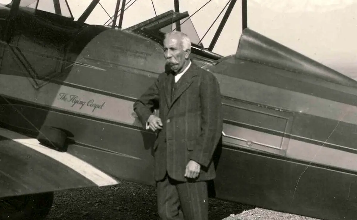 (عکس) بانی ساخت دانشگاه الزهرا در فرودگاه دوشان تپه چه می‌کرد؟