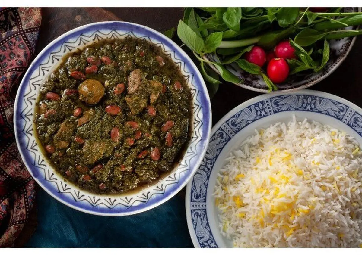 (ویدئو) سبک عجیب یک آمریکایی در خوردن قرمه سبزی ایرانی!