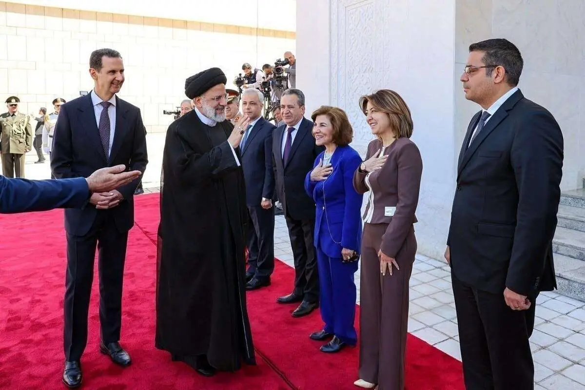 واکنش کیهان به انتقادات از خوش و بش کردن رئیسی با زنان بی‌حجاب: منتقدان نمی‌فهمند...
