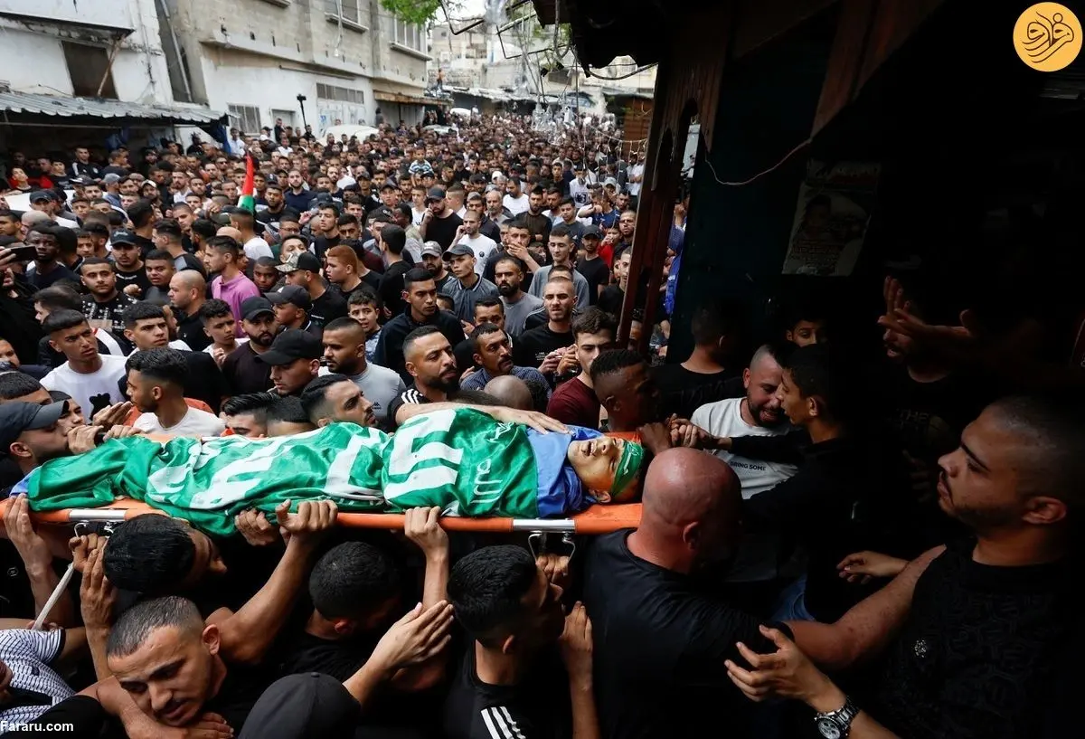 (ویدئو) مادر شهید فلسطینی پیکر فرزندش را به دوش گرفت
