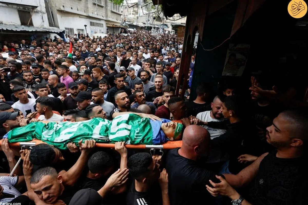 (ویدئو) مادر شهید فلسطینی پیکر فرزندش را به دوش گرفت