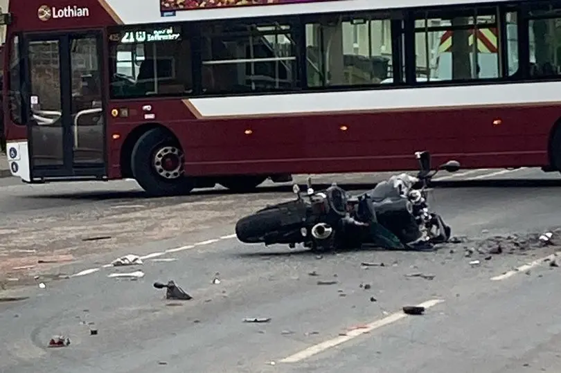 تصادف شدید یک موتورسوار با اتوبوس پارک‌شده