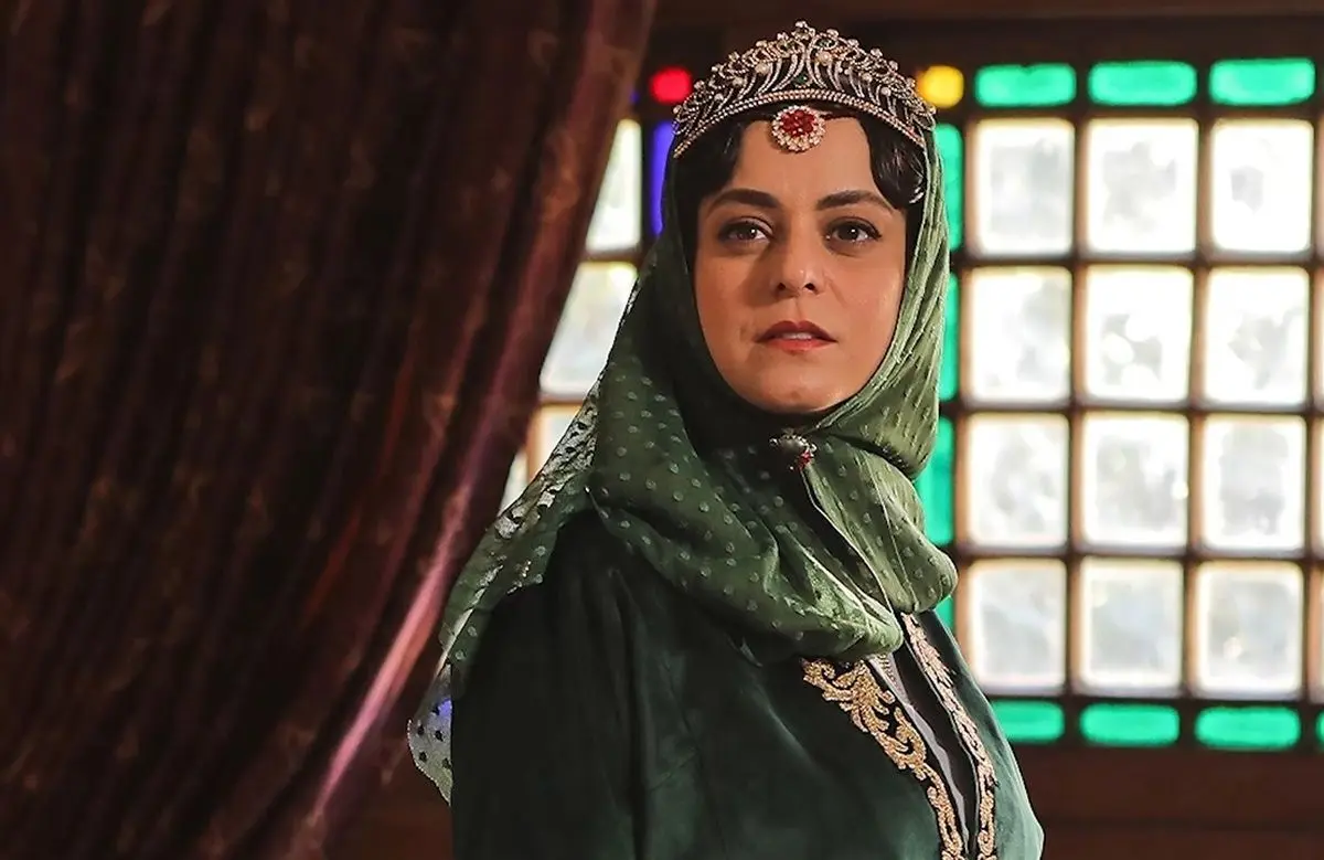 تفاوت چهرۀ «ملک‌زاده خانم» در سریال جیران و عکس‌های واقعی