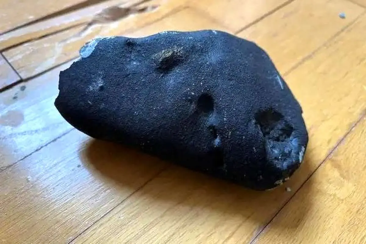 (عکس) برخورد شهابسنگی به یک خانه