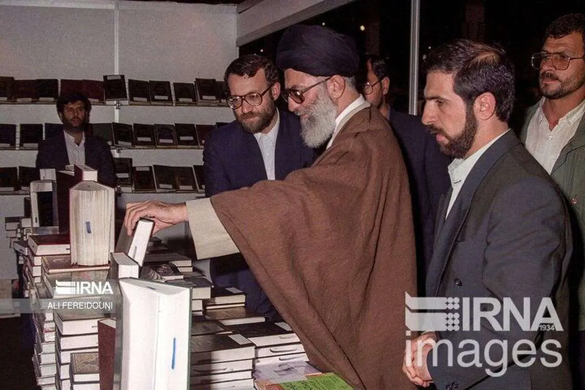 تصاویر قدیمی از بازدید رهبر انقلاب از نمایشگاه کتاب