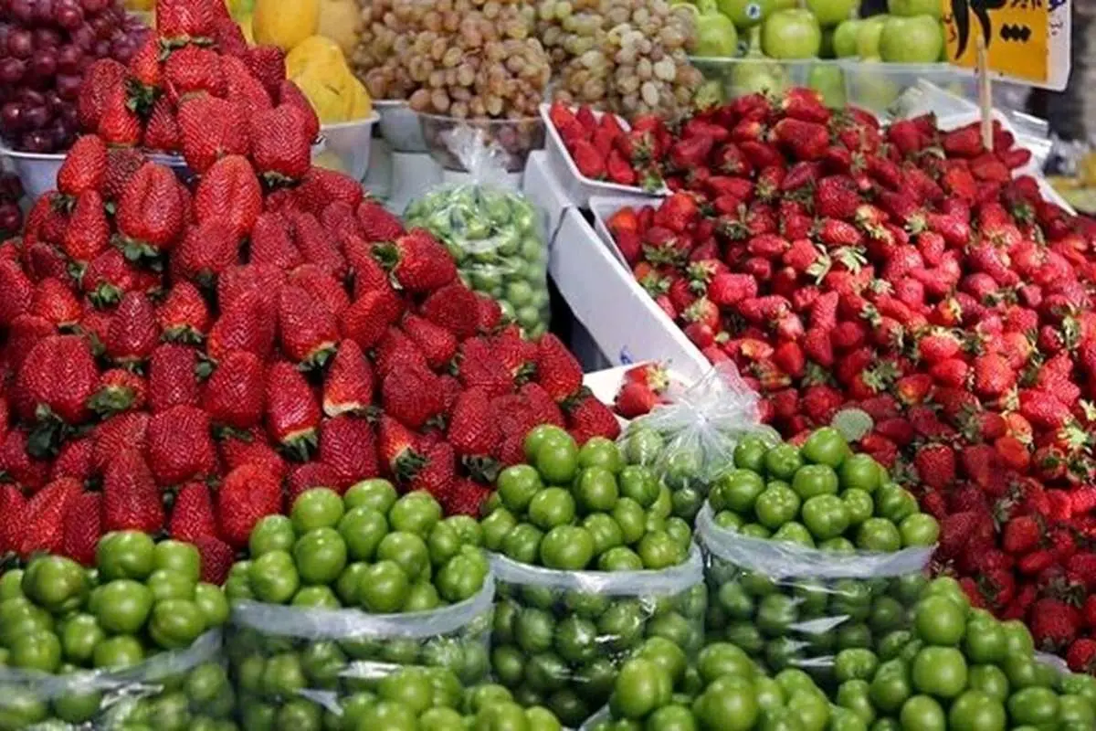 بازار میوه در مسیر کاهش قیمت/ قیمت زردآلو، گیلاس، توت فرنگی، موز و گوجه سبز