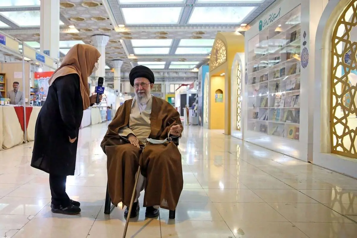 (تصاویر) در حاشیه بازدید رهبر انقلاب اسلامی از نمایشگاه کتاب