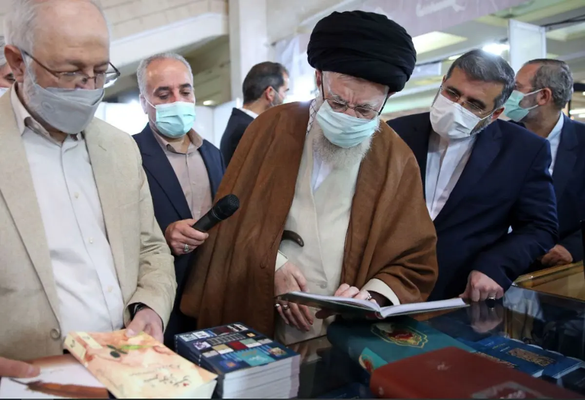 (ویدئو) مصاحبه با رهبر انقلاب در نمایشگاه کتاب