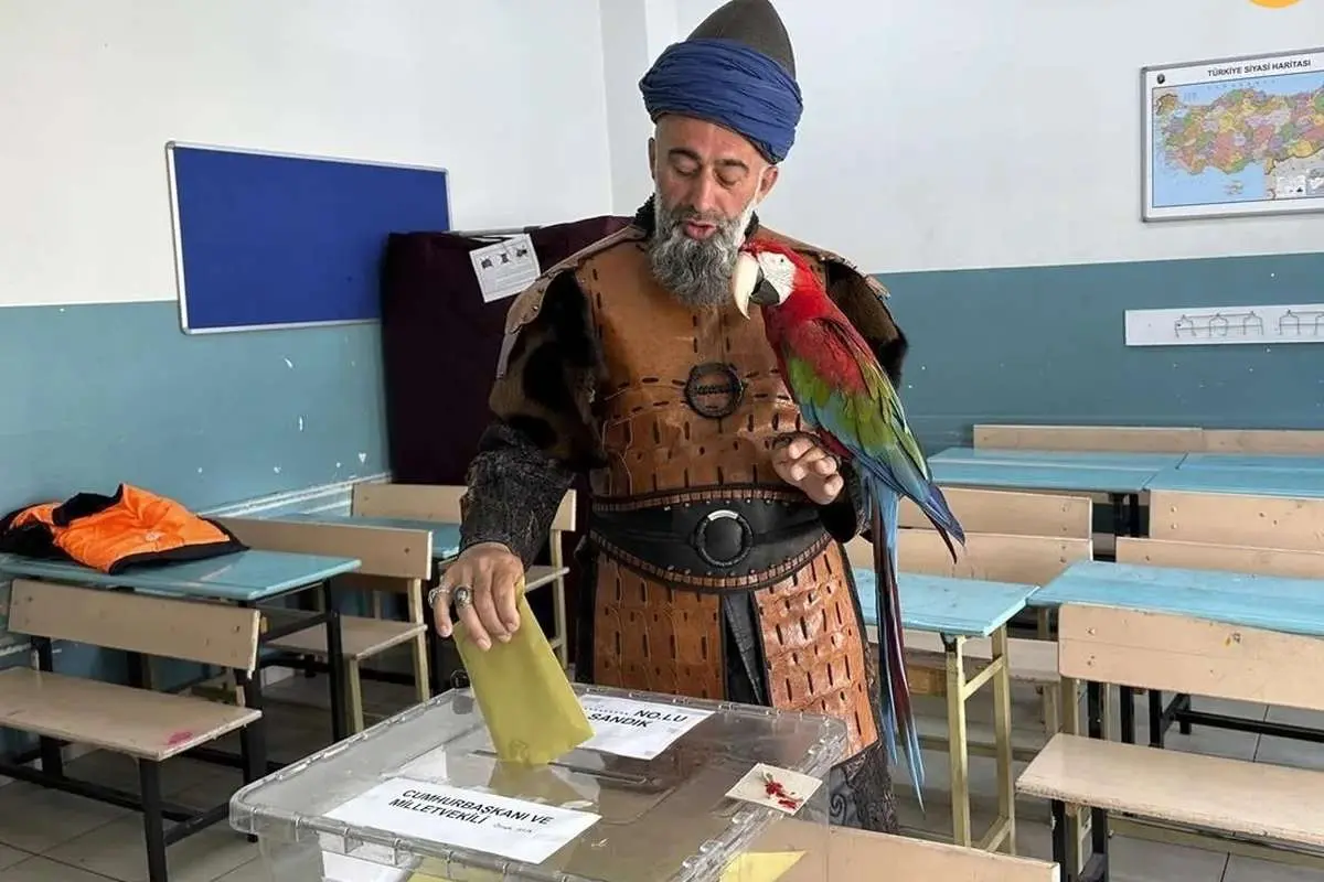 (عکس) انتخابات در ترکیه؛ حضور با طوطی پای صندوق رأی!
