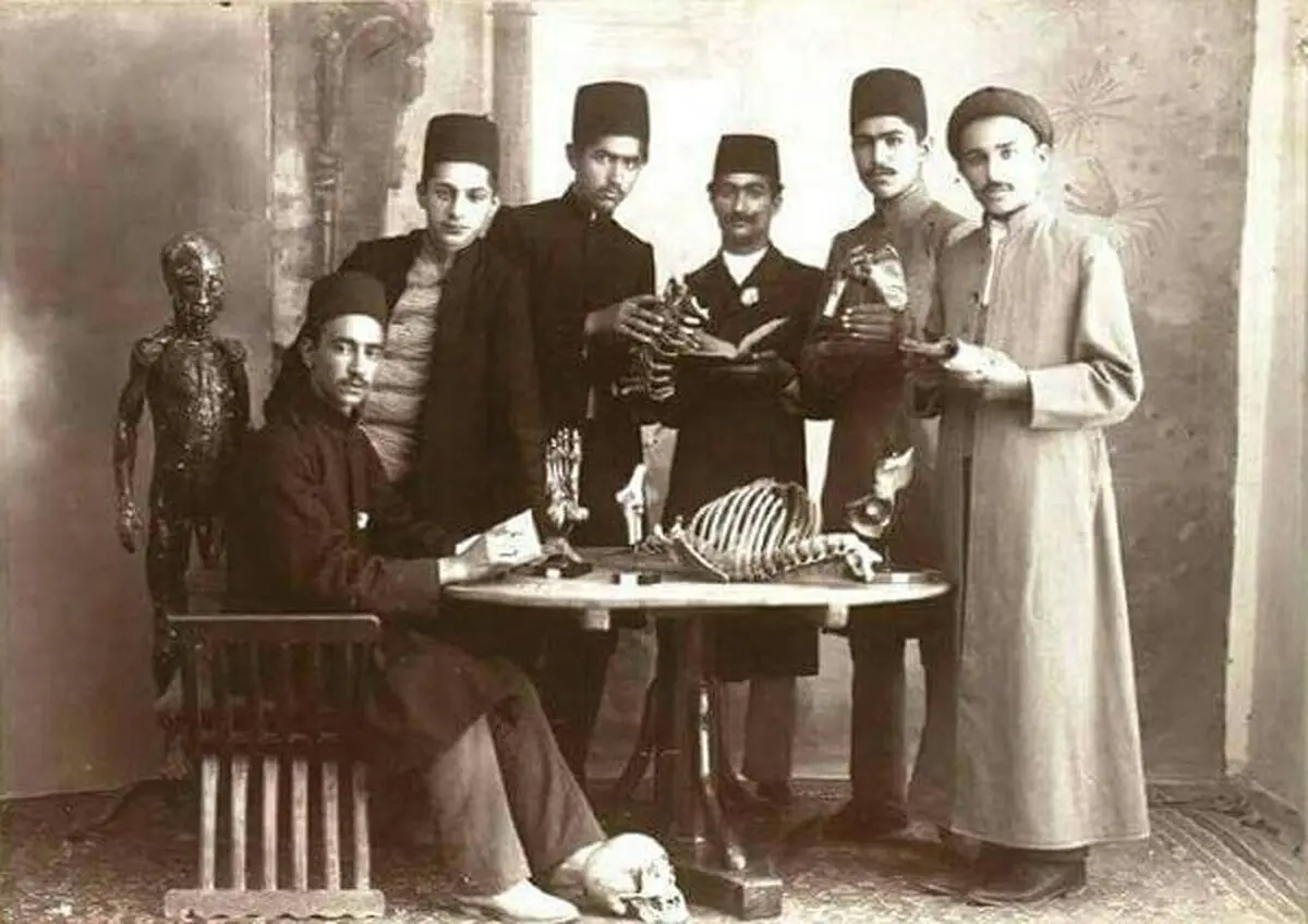 نخستین دانشجویان پزشکی دارالفنون را ببینید/ تدریس عملی در خانه بیماران انجام می‌شد
