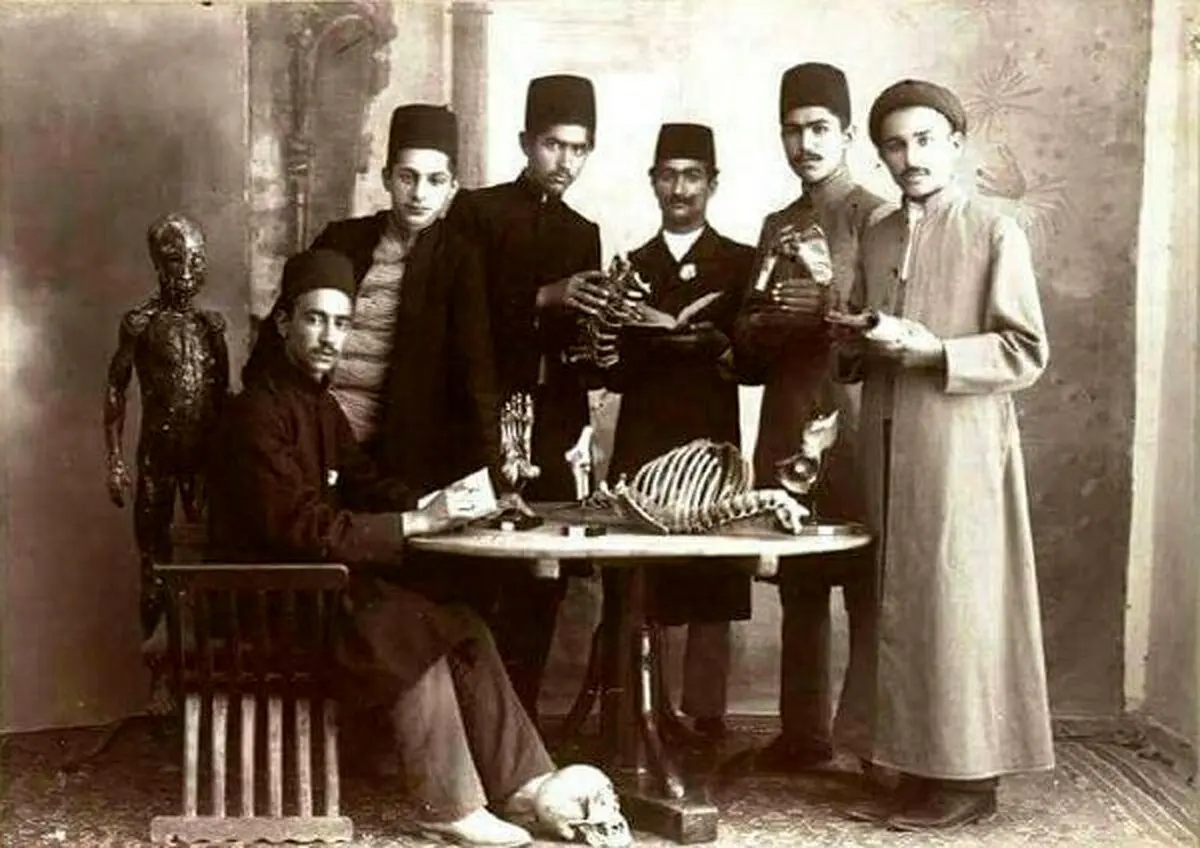نخستین دانشجویان پزشکی دارالفنون را ببینید/ تدریس عملی در خانه بیماران انجام می‌شد