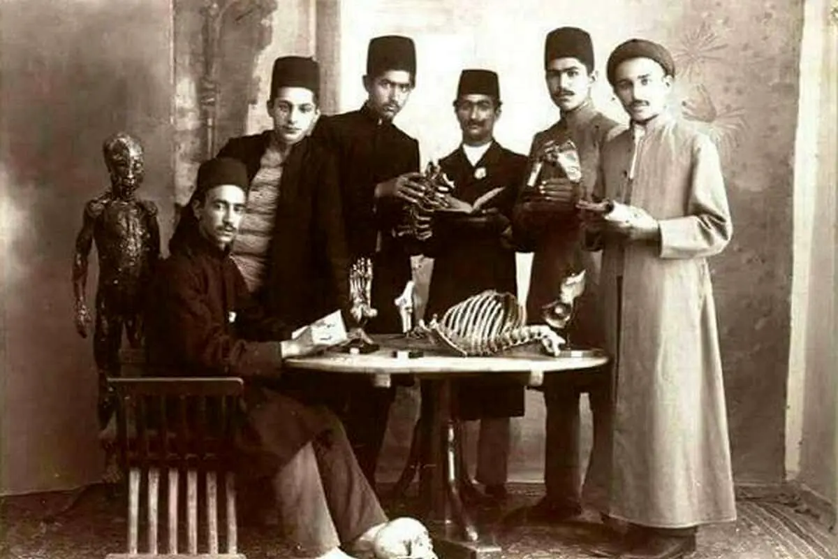 نخستین دانشجویان پزشکی دارالفنون را ببینید/ تدریس عملی در خانه بیماران انجام میشد