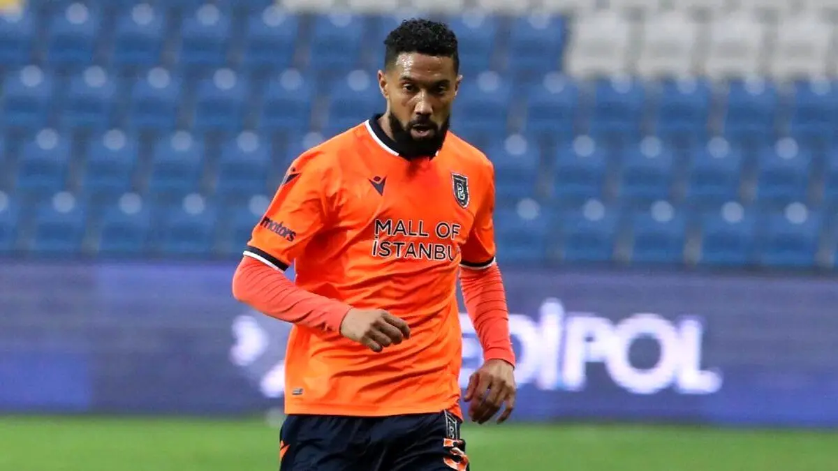 (ویدئو) گلزنی مدافع ۳۷ ساله از وسط زمین