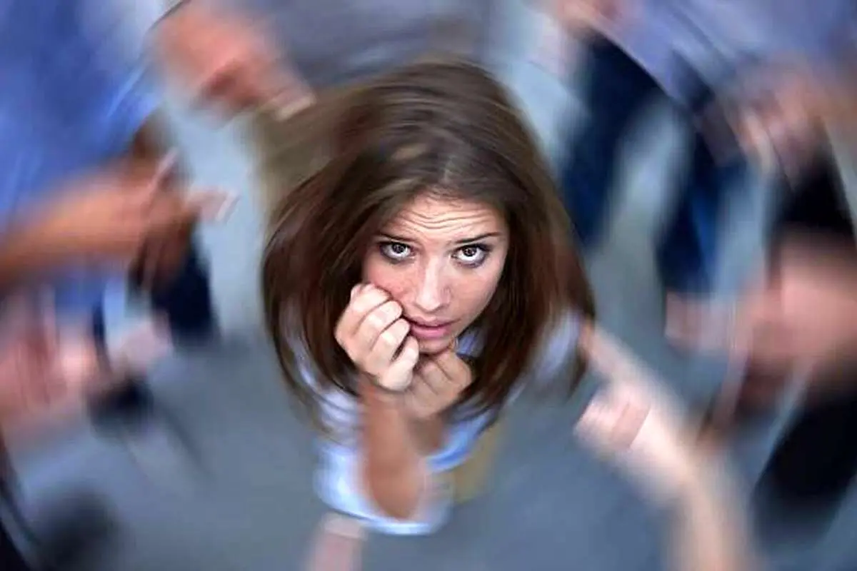آگورافوبیا چیست و چگونه درمان میشود؟