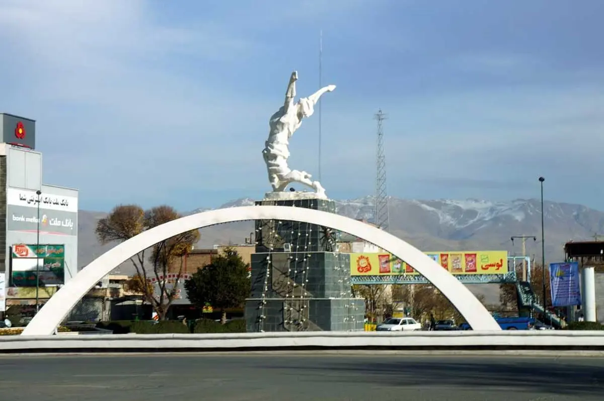 (عکس) نصب مجسمه اولین زن تاریخ‌نگار جهان در سنندج