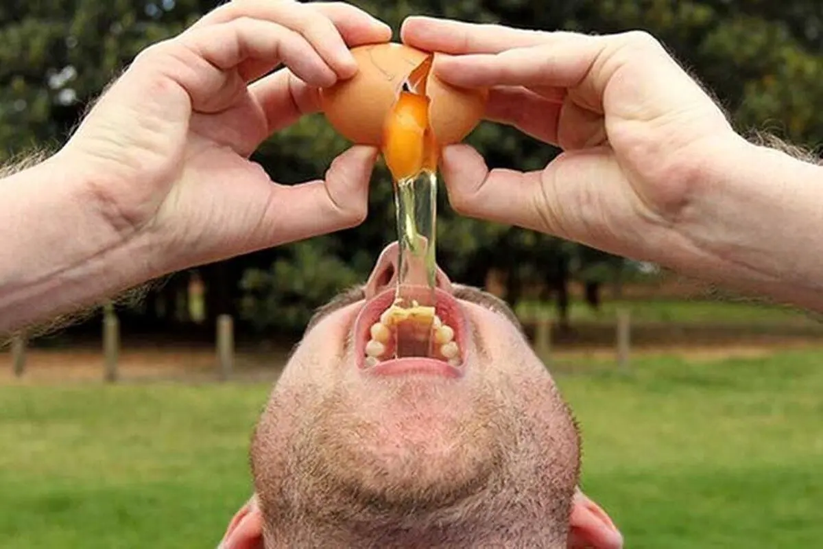 (ویدئو) اشتهای باورنکردنی یک چینی به خوردن تخم‌مرغ خام!