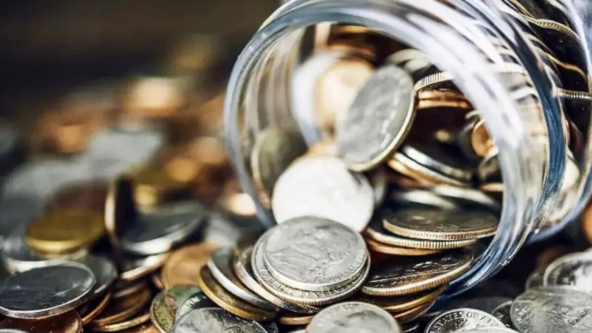 (عکس) معنی سکه‌هایی که آمریکایی‌ها روی قبر می‌گذارند، چیست؟