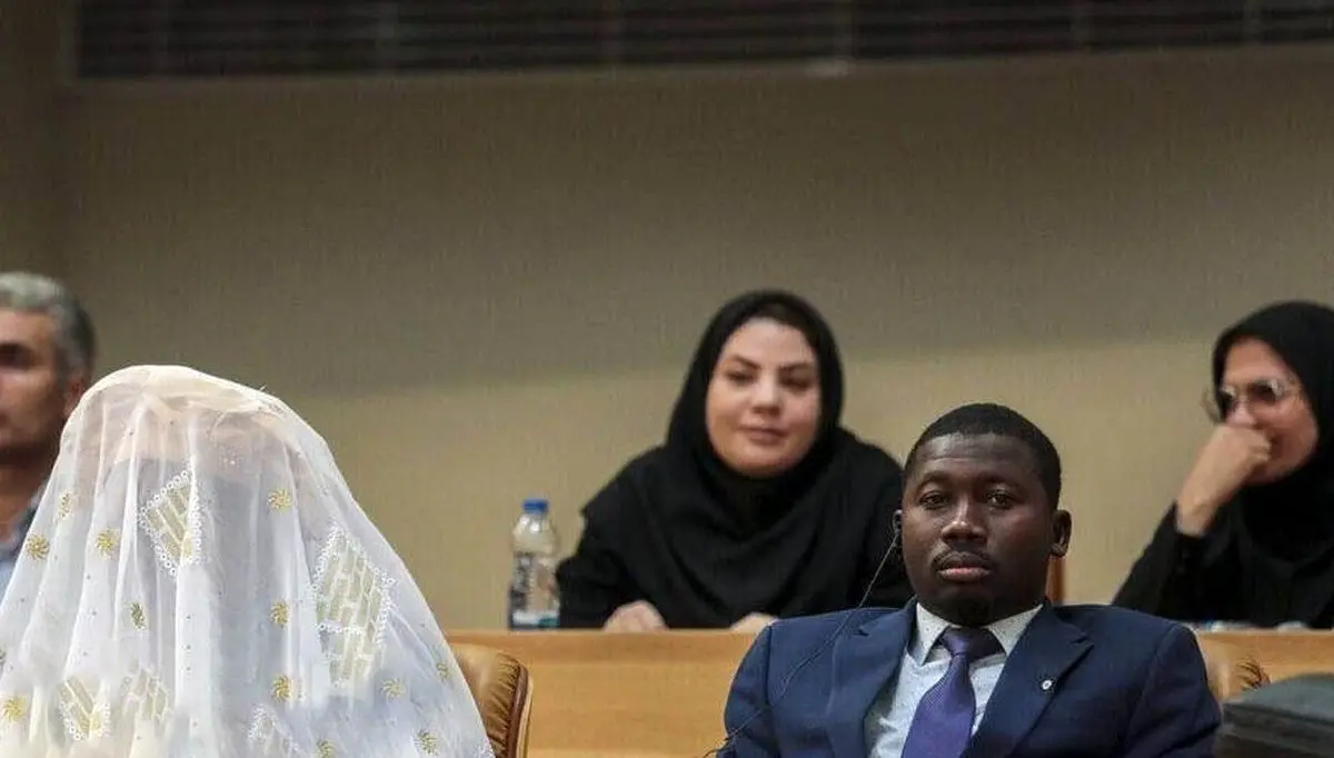 (عکس) حضور عجیب زوج خارجی با لباس عروس در نمایشگاه اکسپو در تهران