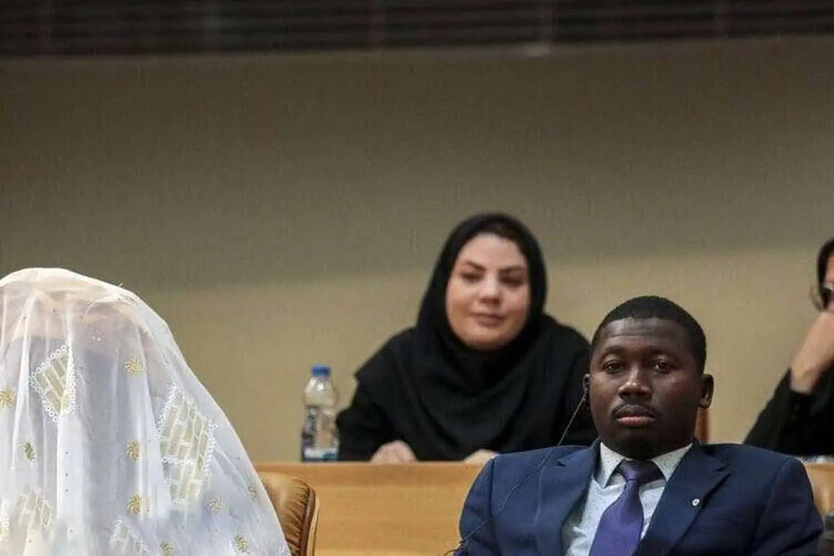 (عکس) حضور عجیب زوج خارجی با لباس عروس در نمایشگاه اکسپو در تهران