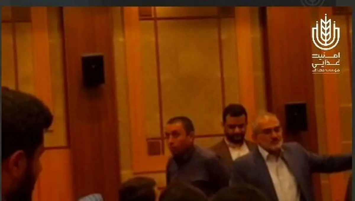 (تصویر) «ترک جلسه» توسط معاون رئیسی پس از خواندن «بیانیه انتقادی»
